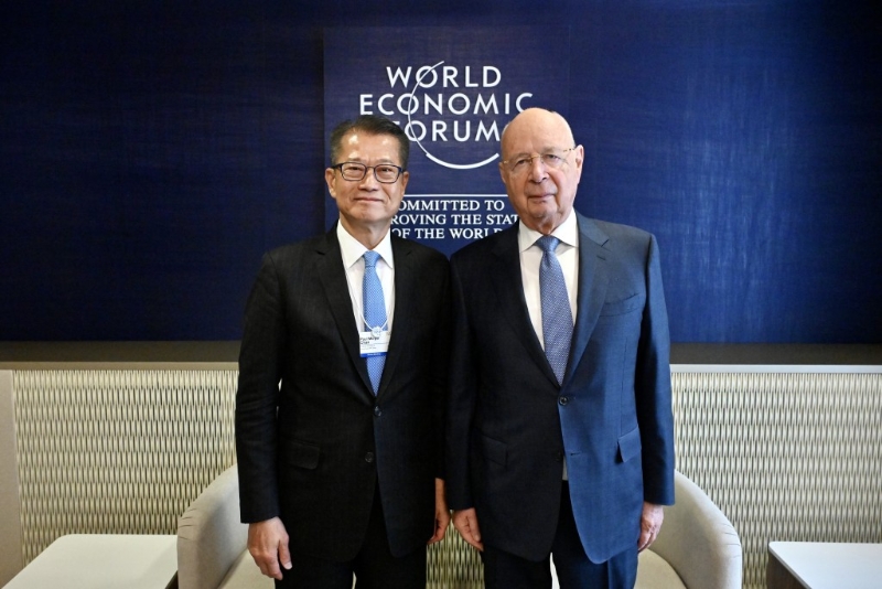 陈茂波（左）与世界经济论坛创办人及执行主席施瓦布教授（右）会面。