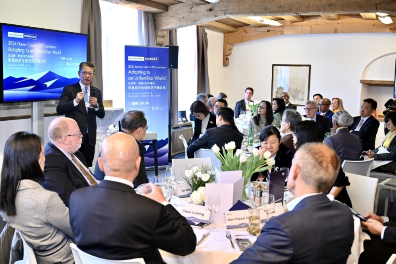在出席世界经济论坛年会期间，陈茂波在「达沃斯‧财新CEO午餐会」上致辞。陈茂波网志图片