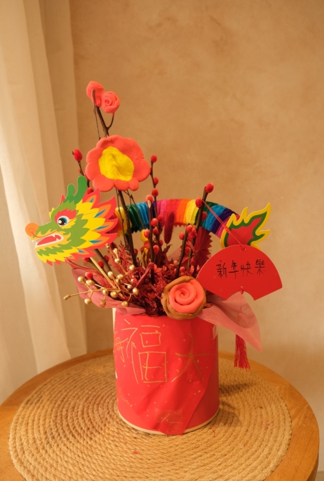 小花艺师与家长一齐动手制作一个充满龙年 色彩的贺年摆设，配合颜色缤纷的花材，相当抢眼。