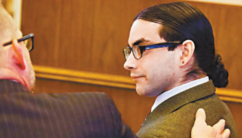 被告埃里兹(右)在开庭陈述前与公设辩护人贝修恩交谈。 洛杉矶时报