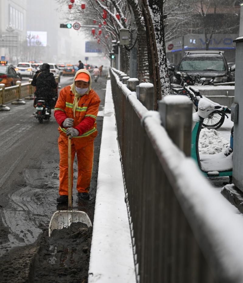 清洁工在内蒙古清理街上积雪。新华社