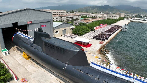 图为朝鲜去年9月举行战术核攻击潜舰下水仪式。