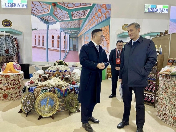 张国钧参观“Made in Uzbekistan” 巡展。