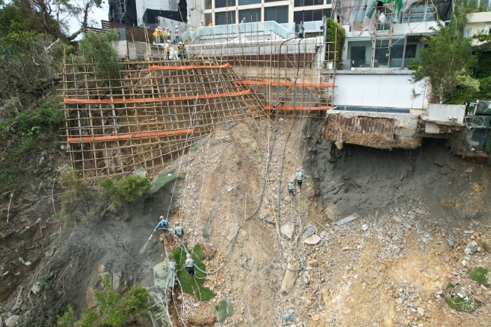 红山半岛在9月世纪暴雨中发生山泥倾泻，令多间独立屋疑涉僭建及占用官地问题曝光。