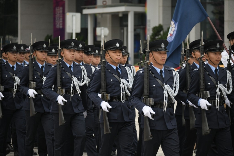 终审法院首席法官张举能在爱丁堡广场检阅香港警察仪仗队。 陈浩元摄