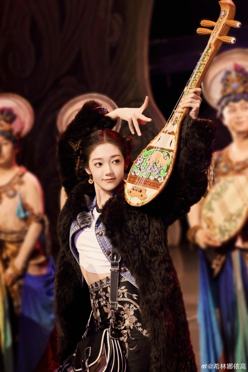 希林娜依高为新疆维吾尔族女歌手及舞者。