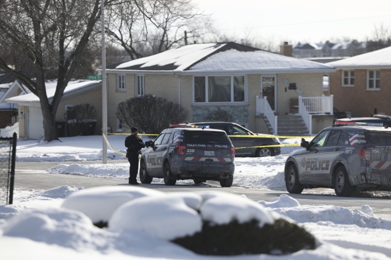 警方在枪击案现场调查，一名女子及其3名成年女儿被发现倒毙一间屋内。美联社