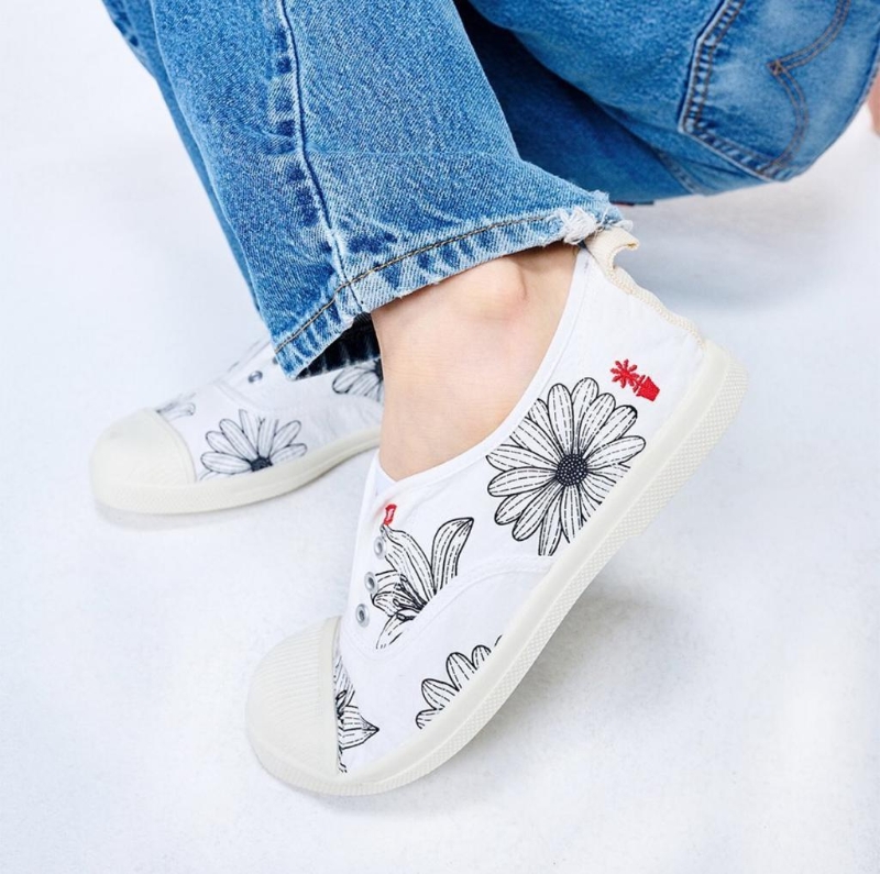 热卖单品之一鞋履：招牌雏菊图案小白鞋 $490。