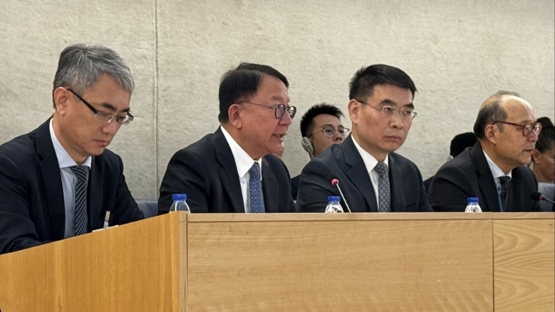 政务司司长陈国基（左二）担任中国代表团副团长，出席联合国人权理事会会议。