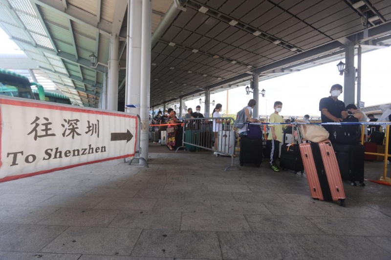 内地香港往来频繁，有内地人于本港患病受伤，安排私人救护车送到口岸，回内地疗养。