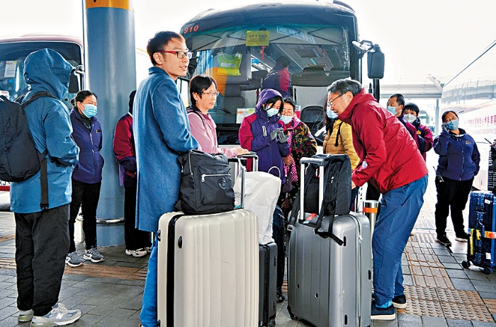 深圳湾口岸附近有众多旅游巴停泊，接载乘客前往 中山、东莞、新会等地。