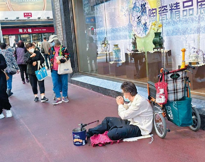 近月香港不时有行乞者在人流密集的旅游区行乞，当中不乏非本港居民利用旅客身份赴港从事与旅客身份不符的活动。