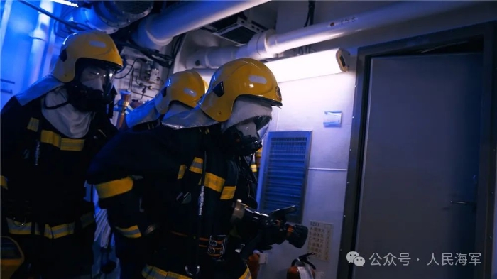 山东舰消防兵进行舱内救火训练。