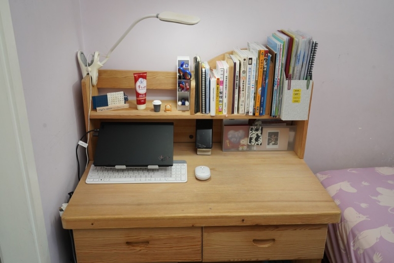 一般书桌面为90 × 60cm，摆放一本A4作业已占去不少空间，所以放在桌面的东西越少越好，桌面净空。