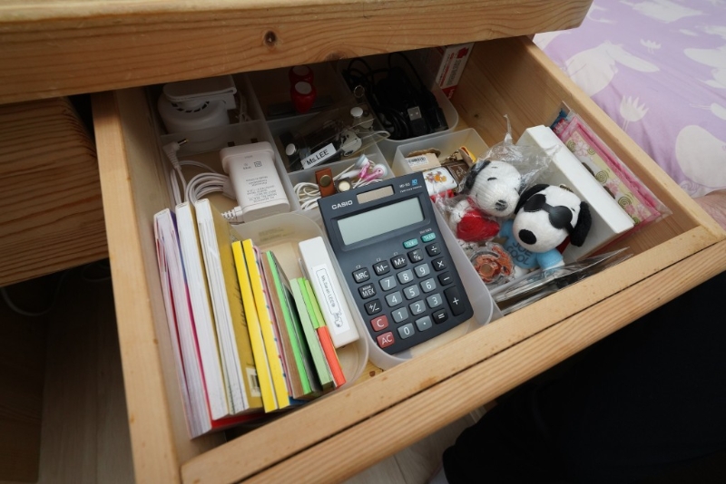 书桌如有抽屉，可配合分隔收纳用品。