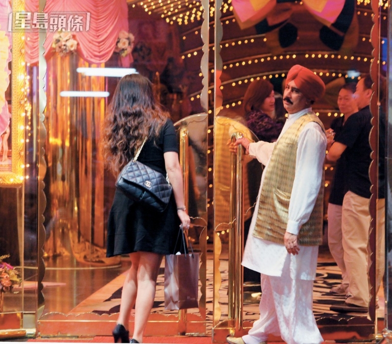 大富豪的印度裔守卫Dal Wt Singh（右），过去二十八年一直在替舞小姐及客人拉门，来到最后一夜，他也坦言难免感到欷歔。