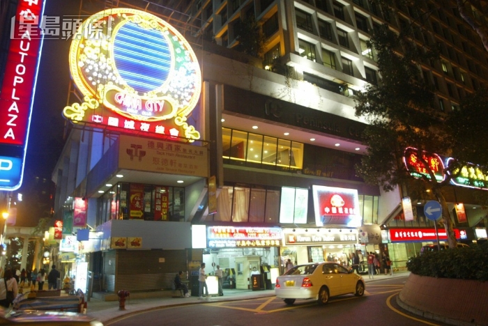 中国城夜总会于1983年由商人邓崇光创办，选址尖东半岛中心地下、3及4楼，总面积约5.7万平方英尺。