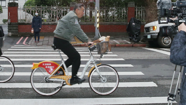 民众党主席柯文哲26日骑着YouBike前往“立法院”出席党团晨会。