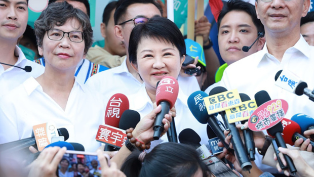 国民党籍台中市长卢秀燕（中）在2024选举中为民众党“立委”候选人蔡壁如（左）多次站台。