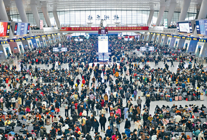 浙江杭州东站候车厅昨日挤满旅客