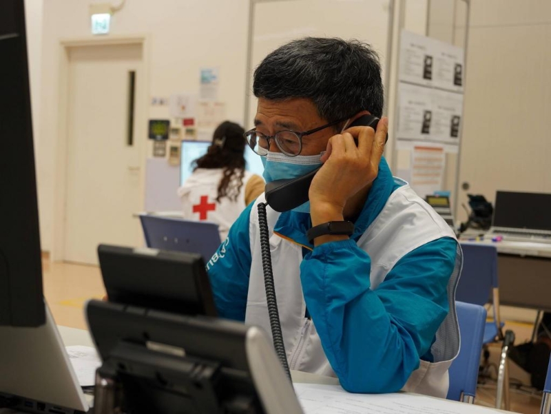 2022年疫情期间，李耀辉参与香港红十字会心理支持服务，接听求助电话。