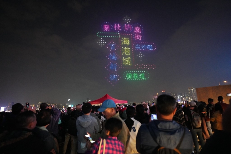 展示出不少具香港特色的图案，包括霓虹灯。