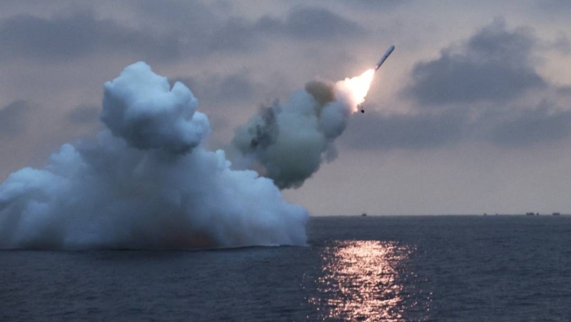 朝鲜朝中社周一发布照片，称前一天发射潜射「火箭矢-3-31」战略巡航导弹。路透社