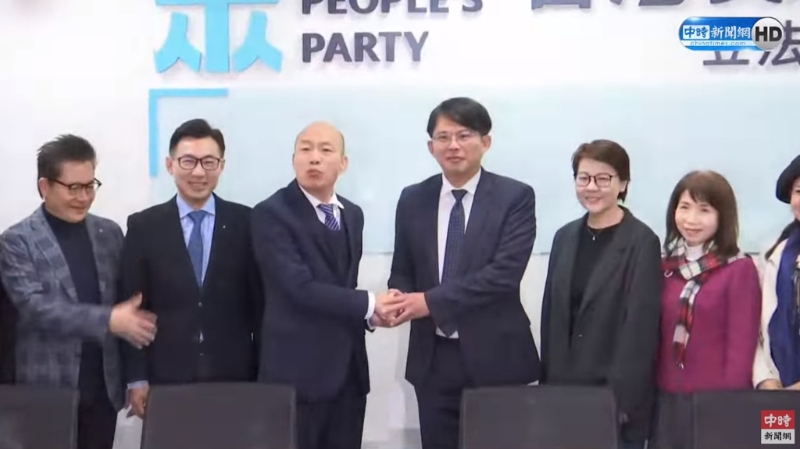 韩国瑜（左三）与黄国昌（左四）握手