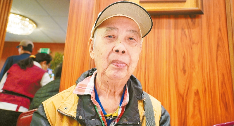 廖荣炘将告别20多年的老朋友。记者黄伟江摄