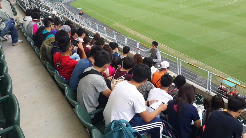 康文署一直有提供香港大球场导赏服务，惟过去5年累计参观人次不足1200人。