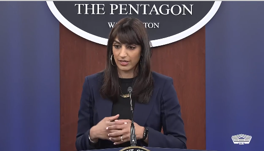 当地时间29日记者会上，发言人辛格回应约旦美军基地遇袭一事 视频截图 图源：美国国防部网站