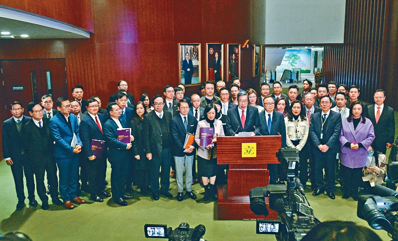 香港政府昨日起展开23条立法公众咨询，立法会主席梁君彦昨联同立法会成员回答记者提问。