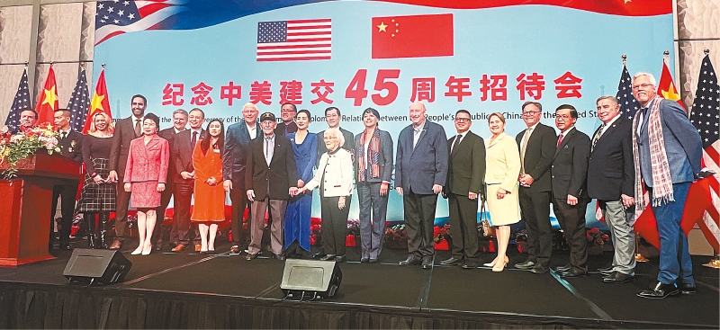 中国驻洛总领馆中美建交45周年招待会嘉宾大合照。记者陆新摄