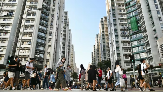 香港楼市受美国息口左右，加上整体经济环境复苏不似预期，令二手楼价自去年第一期后反复向下，中原城市领先指数CCL已较历史高位下调逾20%。