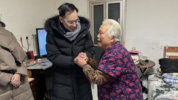 杨政龙向独居老人送上节日祝福。