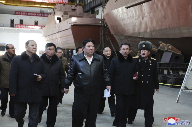 金正恩在造访南浦造船厂时强调，加强国家海军力量至关重要。美联社