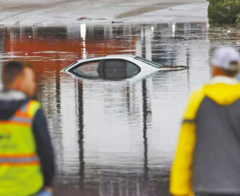 堤市柳街街道汽车遭洪水“灭顶”。洛杉矶时报