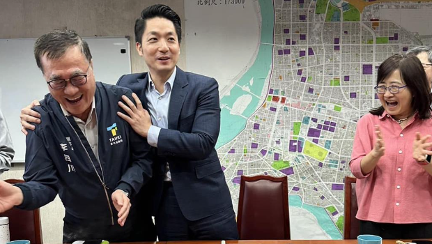 图为台北市长蒋万安（中）1日与副市长林奕华（右）为副市长李四川（左）庆生。