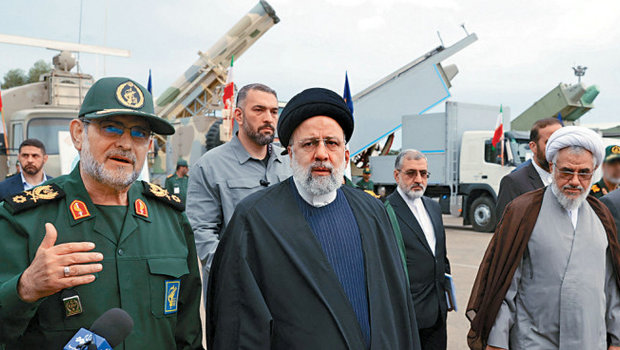 伊朗总统莱希昨日视察阿巴斯港的革命卫队海军设施