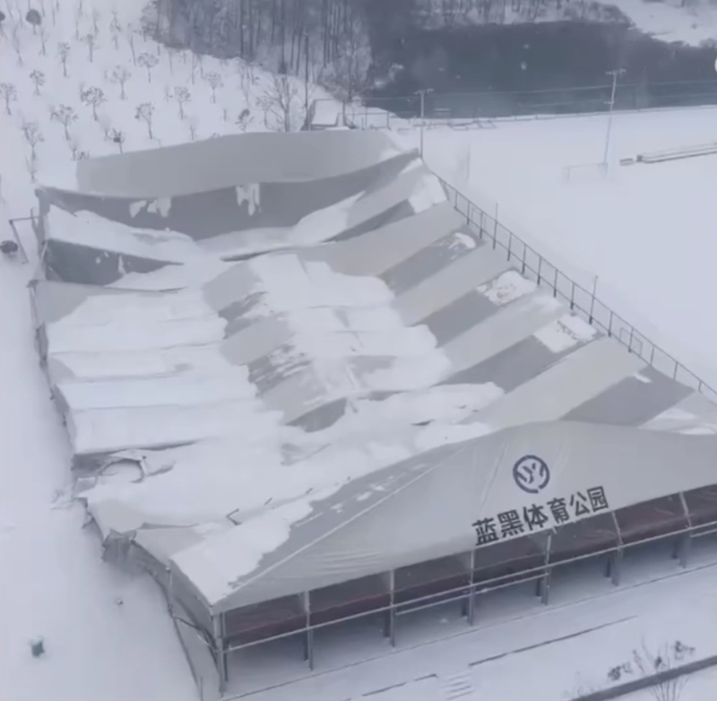 坍塌体育馆屋顶有积雪。