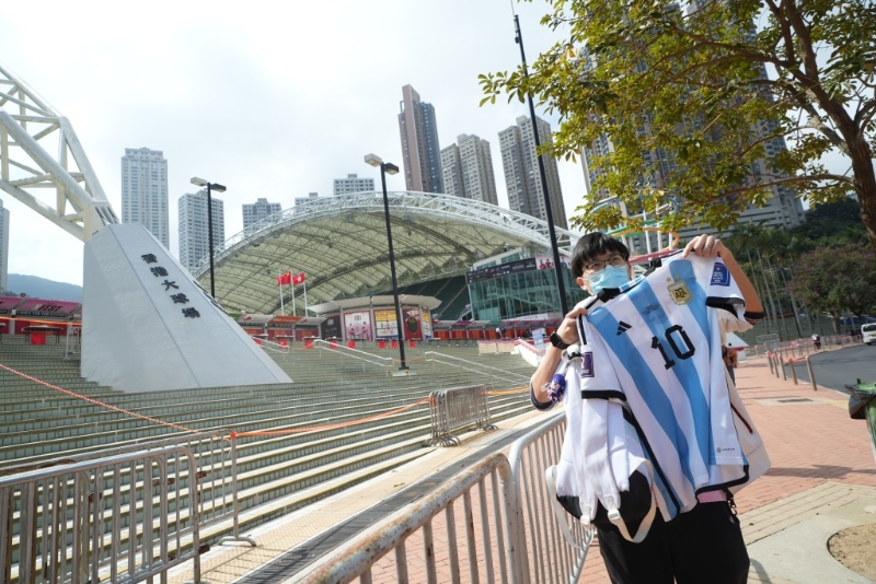 多名球迷一早穿上阿根廷或到国际迈亚密的球衣排队进场。 刘骏轩摄