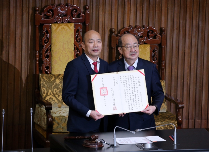 国民党“立委”韩国瑜（左）当选“立法院长”，从主席、民进党“立委”柯建铭（右）手中接过当选证书。