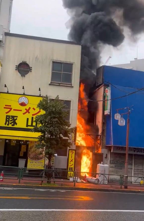 日本东京有拉面店大火。影片截图