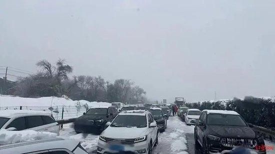 湖北暴雪，数千辆车被困在高速公路。