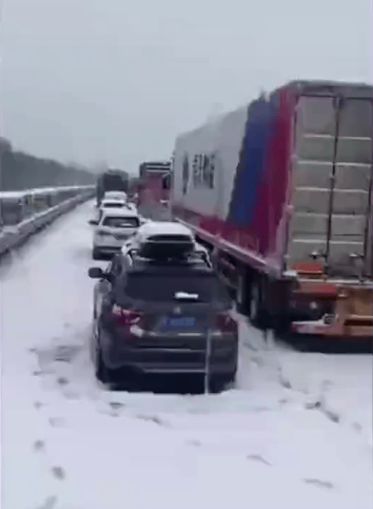 湖北数千辆车因暴雪困在高速。