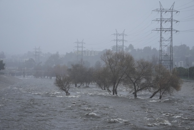加州受到风暴吹袭，多处狂风暴雨，洛杉矶河水暴涨。美联社