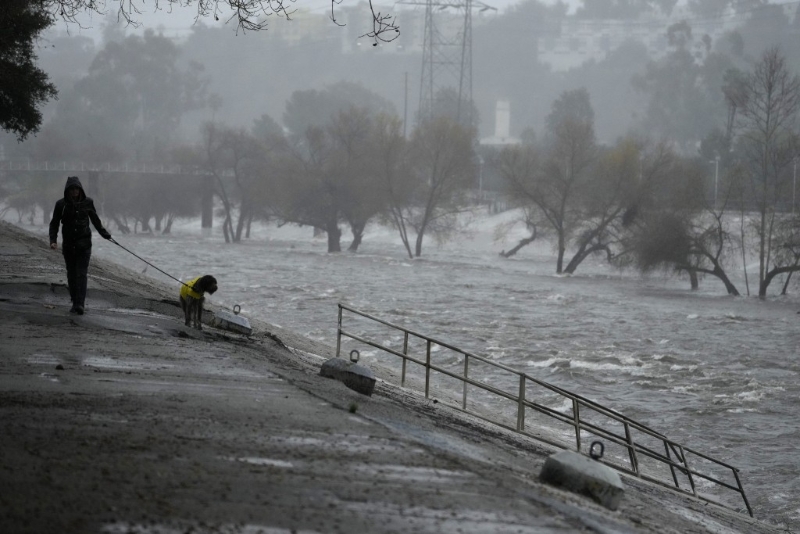 洛杉矶河水在风暴下暴涨。美联社