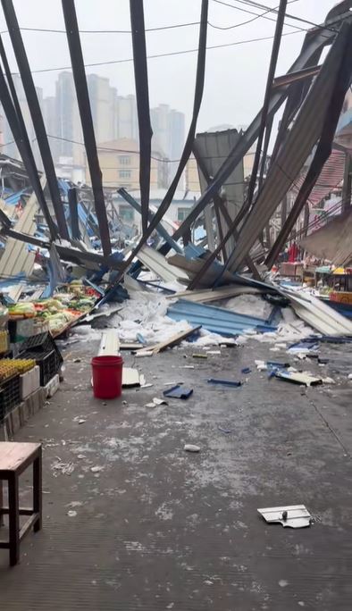 湖南益阳南县人民路有菜市场坍塌，伤亡未明。