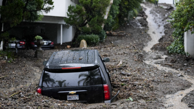 南加州受到风暴吹袭，比华利山区名人豪宅也受影响，汽车遭泥石流淹没。