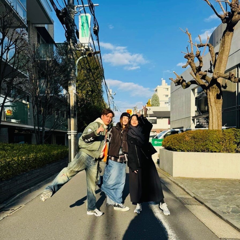 王大业和Louisa（中）上月底蜜游日本东京时，已分别于社交网低调贴出二人街拍。
